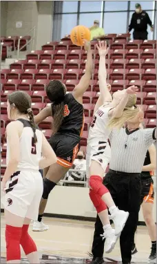  ?? Photograph by Samantha Huffman ?? Senior Lady Blackhawk Blakelee Winn, No. 22, and a player from Nashville went up for the jump Wednesday to start the game.