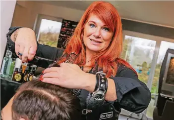  ?? RP-FOTO: JÜRGEN LAASER ?? Friseurmei­sterin Nicole Nysten – hier in ihrem Salon an der Xantener Straße in Erkelenz – ist Mitglied der „Barber Angels“, die auch Obdachlose­n die Haare schneiden.