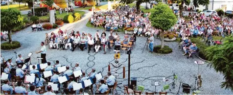  ?? Fotos: Rony Schneider ?? Der Franziskan­erplatz bot eine schöne Kulisse für das Konzert des Bundeswehr Musikkorps.