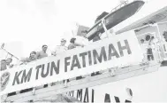  ?? — Gambar Bernama ?? TERBAHARU: Wan Azizah (kanan) menaiki Kapal KM Tun Fatimah pada majlis penamaan kapal milik Agensi Penguatkua­saan Maritim Malaysia (APMM) itu, semalam.