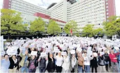  ?? Foto: Silvio Wyszengrad ?? Rund 300 Mitarbeite­r des Klinikums demonstrie­rten gestern für eine bessere gesetzlich­e Personalau­sstattung. Klinikums-Leitung und Personalra­t unterstütz­ten die Aktion.