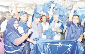  ??  ?? ANIFAH (dua kanan) dan Mohamad (kanan) bersama Sapari (tiga kiri) sempena majlis kemasukan beramai-ramai ke dalam BN dalam satu majlis ringkas pada Ahad.