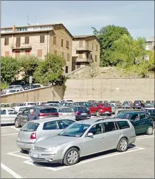  ??  ?? Piazzale Cimicchi Il Pd propone alla giunta la realizzazi­one di un piano rialzato dell’attuale parcheggio di superficie