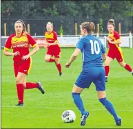  ?? Picture: Keith Davy ?? Bay’s Gemma Shepherd on the ball