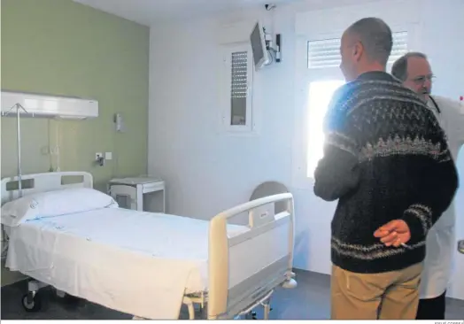  ?? JOSUÉ CORREA ?? Un hombre observa la cama vacía en un hospital de Huelva.
