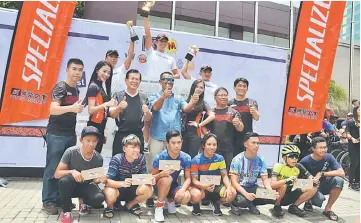  ??  ?? Lee (middle line third left), Goh (middle line, second right) and the organising committee with the winners of the Men’s Junior category.