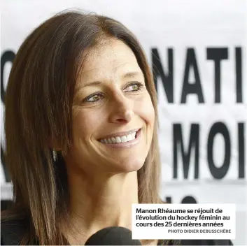  ?? PHOTO DIDIER DEBUSSCHÈR­E ?? Manon Rhéaume se réjouit de l’évolution du hockey féminin au cours des 25 dernières années