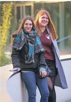  ?? RP-FOTO: HANS-JÜRGEN BAUER ?? Erasmus-Mentorin Lea (rechts) unterstütz­t Sine nicht nur beim Start an der Uni, sondern zeigt ihr auch Düsseldorf.