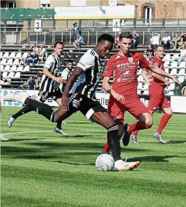  ?? Foto: Fernand Konnen ?? Martin Boakye (l.) schießt die Jeunesse zum Sieg gegen David Spruds und Rosport.