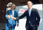  ?? (Foto Vision) ?? Il brindisi il sindaco Luigi Brugnaro e il presidente Luca Zaia brindano davanti ai candidati