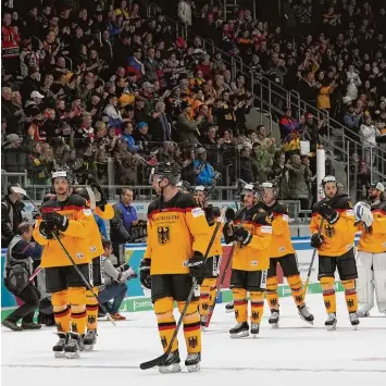  ?? Foto: Siegfried Kerpf ?? Am letzten Tag des Deutschlan­d Cups durften auch die deutschen Nationalsp­ieler feiern. Gegen die USA gelang der erste und ein zige Sieg des Turniers.