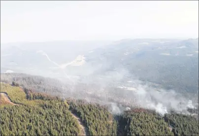  ?? CP PHOTO ?? The Philpot Road wildfire is seen along a hillside just outside of Kelowna, B.C., on August 28, 2017.