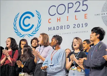  ?? CRISTINA QUICLER / AFP ?? •
Jóvenes activistas participan de la cumbre de Madrid, que debió realizarse en Chile.