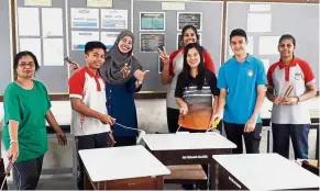  ??  ?? Parents should try to participat­e more in their children’s school activities, like painting classroom desks with the school teachers and students before school starts.