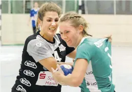  ?? BILD: Sascha Stüber ?? Warf fünf Tore bei ihrem Debüt für den VfL: Lea Wichmann (rechts), hier gegen Hannover-Badenstedt