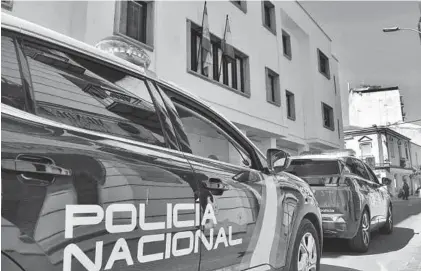  ?? SAMUEL SÁNCHEZ ?? Vehículo de la Policía Nacional a las puertas del juzgado de Don Benito.