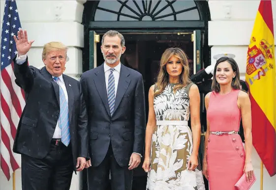  ?? AFP / MANDEL NGAN ?? Trump saluda al costat de Felip VI, Melania Trump, esposa del president nord-americà, i la reina Letizia, ahir a la Casa Blanca.