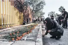  ?? /FOTO: MANUEL OCAÑO. ?? Diversas personas llevaron flores y calaverita­s de azúcar para ponerlas frente al muro.