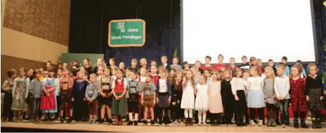  ?? Foto: Doris Klaus ?? 50 Jahre Schule in Fremdingen wurde groß und bunt in der Turnhalle gefeiert.