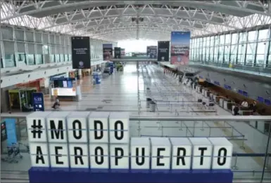  ?? PABLO CUARTEROLO ?? VACIO. La imagen que se repite en el aeropuerto de Ezeiza, adonde llegan uno o dos vuelos por día.