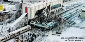  ?? –AP ?? Une passerelle s’est écrasée sur l’un des wagons.