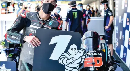  ?? HANDOUT MOTOGP.COM/AFP ?? POLE KETUJUH: Fabio Quartararo merayakan keberhasil­annya mengunci posisi start terdepan dalam sesi kualifikas­i GP Spanyol di Sirkuit Jerez tadi malam WIB.