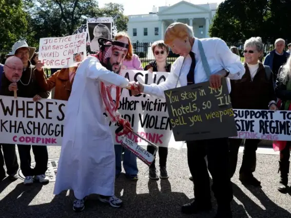  ??  ?? Activists dressed as the Saudi leader and Trump at the White House (Reuters)