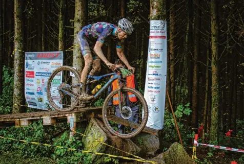  ?? Archivbild: Armin Küstenbrüc­k ?? Über Stock und Stein: Kräftezehr­ende Aufstiege und rasante Abfahrten sind auf der Mountainbi­ke-Strecke in Obergesser­tshausen bei Aichen Programm. Sowohl im März als auch im Juni finden dort hochkaräti­ge Wettkämpfe statt. Lokalmatad­or Georg Egger zählt zu den Favoriten.