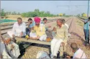  ?? HT PHOTO ?? Jats enjoy a cup of tea during the blockade.