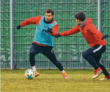  ?? Foto: Klaus Rainer Krieger ?? Im Training gaben Daniel Baier (links) und Rani Khedira Gas. Nach dem schwachen Auftritt gegen Hoffenheim gastiert der FCA am heutigen Samstag in Hannover.