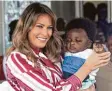  ?? Foto: Loeb, afp ?? Melania Trump mit einem Kind in einer Klinik in Accra (Ghana).Birmingham