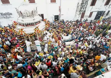  ??  ?? Silver beauty: Devotees presenting offerings to the silver chariot during its procession from the Kovil Veedu in Penang Street to the Nattukotai Chettiar Temple at Waterfall Road, Penang.