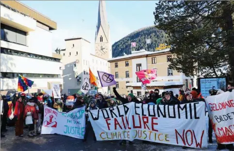  ?? ?? Klimakrise­n påvirker mange europaeisk­e vaelgere. Her protestere­r klimaaktiv­ister ved World Economic Forum i Davos, Schweiz. Foto: Denis Balibouse/Reuters