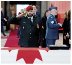  ?? PHOTOS POOL, LA PRESSE CANADIENNE ?? Le cercueil de l’ancien premier ministre du Canada Brian Mulroney est sorti de la chapelle ardente où il était exposé depuis mardi à Ottawa, dans l’édifice Sir-John-A.-Macdonald, hier après-midi. En mortaise, en matinée, plusieurs sont venus saluer l’ex-politicien une dernière fois.