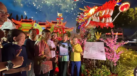  ?? ?? Dr Sim (right), Wee on his right, and deputy mayor Dato Dr Zaiedi Suhaila (front, fourth right) join other guests in a group photo with the ‘Eco-Dragon’.