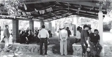  ?? FOTO: ADRIÁN LÓPEZ ?? Autoridade­s del centro ceremonial y de la iglesia, en junta en la enramada.