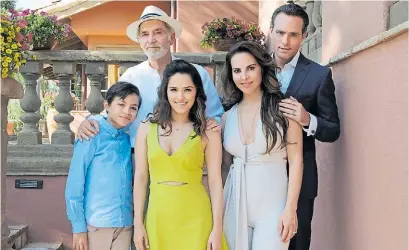  ??  ?? Familia unida. El presidente mexicano Diego Nava (Erik Hayser) y su clan en la residencia de Los Pinos.
