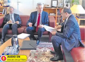 ??  ?? El canciller Antonio Rivas (der.) entrega la documentac­ión del caso Arrom-Martí-Colmán al Alto Comisionad­o de las Naciones Unidas para los Refugiados (Acnur), Filippo Grandi (c), en Ginebra.