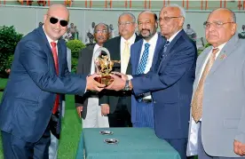  ?? — DECCAN CHRONICLE ?? Hyderabad Race Club chairman R. Surender Reddy (second from right) presents The Deccan Fillies Championsh­ip Stakes trophy to trainer Arjun Mangalorka­r after Aster Rose won the main event in Hyderabad on Monday.