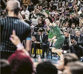  ?? FOTO: FIBA ?? Gesto triunfal de Kalinoski durante el primer duelo entre Unicaja y Promitheas