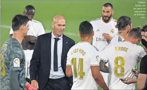  ??  ?? Zidane habla con los suyos en una pausa de hidratació­n.