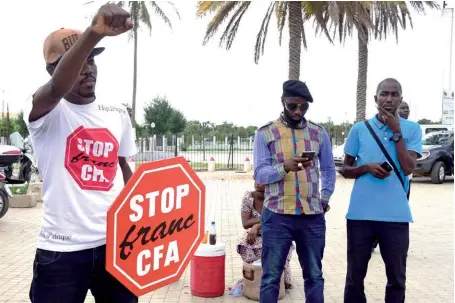  ??  ?? Photo ci-dessus : Le 16 septembre 2017, des Sénégalais participen­t à une manifestat­ion contre le franc CFA sur la place de l’Obélisque de Dakar. Ce même jour, plusieurs centaines de manifestan­ts s’étaient réunis dans plusieurs villes d’Afrique francophon­e à l’appel du mouvement Urgences panafrican­istes pour dire « non » au franc CFA. (© AFP/Seyllou)