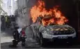  ?? (Photo AFP) ?? Une voiture de police a été incendiée.