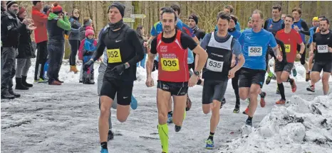  ?? FOTOS: KLAUS EICHLER ?? Edwin Singer (Startnumme­r 535) und Alexander Härdtner (35) boten den Ulmer Läufern um Fabian Konrad (52) beim finalen Lauf im Vogter Wald lange Paroli.