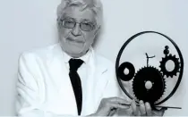  ??  ?? Jaeger-lecoultre: Ettore Scola récompensé par le trophée Jaegerleco­ultre « Glory to the Filmmaker Award », prix annuel créé par la marque horlogère en collaborat­ion avec le Festival du film de Venise.