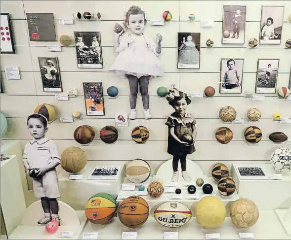  ??  ?? Vitrina del Museu del Joguet con pelotas de distintas épocas y deportes, y con fotos de donantes, entre ellos Piqué, con camiseta blaugrana