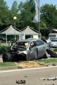  ??  ?? Groviglio di lamiere L’auto su cui viaggiava il giovane