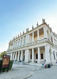  ??  ?? Pinacoteca La sede dei musei civici di Vicenza, Palazzo Chiericati in piazza Matteotti