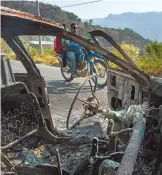  ?? ?? Automóvil
incendiado en el ataque