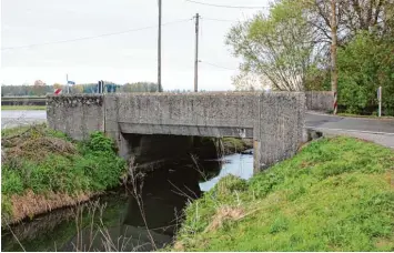  ?? Foto: Norbert Eibel ?? Eine Sanierung rechnet sich bei der Achbrücke an der Sandizelle­r Straße nicht mehr. Die Gemeinde hat die Brücke bereits auf acht Tonnen begrenzt.